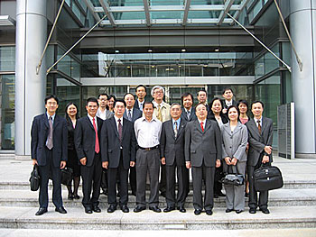 委员会委员参观科学园后与代表合照。