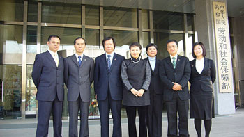 劳工处处长谢凌洁贞(中)率领代表团到北京访问国务院劳动和社会保障部。