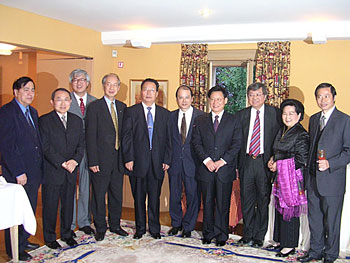Representatives of the HKSAR attending the 95th Session of the International Labour Conference meet the Minister of the Ministry of Labour and Social Security of the PRC, Mr TIAN Cheng-ping (5th from left), the Ambassador, Permanent Representative of the PRC to the United Nations Office at Geneva, Mr SHA Zu-kang (4th from right), and the Vice Minister of the Ministry of Labour and Social Security of the PRC, Ms HUA Fu-zhou (2nd from right).