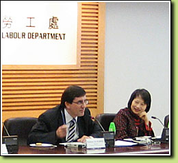 澳洲公平薪酬委員會主席哈柏教授（左）與勞顧會主席謝凌潔貞。