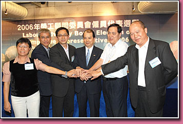 劳顾会主席张建宗（右三）与当选的雇员代表。