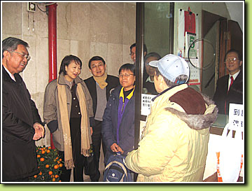 The Chairman of the LAB, Mrs Cherry TSE LING Kit-ching (2nd from left), and the LAB members visit a building in Central & Western District.