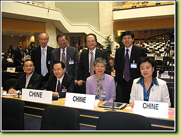 香港特區代表與中華人民共和國代表團的其他成員，包括人力資源和社會保障部國際合作司司長張亞力（前排右一）和副司長江謨輝（後排右一）、中國企業聯合會執行副會長兼理事長陳蘭通（前排左二）及全國總工會國際部部長江廣平（前排左一），一同出席國際勞工大會的全體會議。