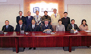 The Executive Director for Standards and Fundamental Principles and Rights at Work of the ILO, Mr Kari Tapiola (middle in the front row), meeting Members of the Labour Advisory Board during his visit to the HKSAR.