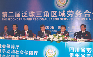 Assistant Commissioner for Labour (Employment Services) Mr TSANG Kin-woo (third from left) participates in the 'Second Pan-Pearl River Delta Regional Joint Conference on Labour Services Cooperation' in Chengdu.