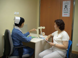 粉岭职业健康诊所职员为求诊病人提供职业健康辅导。