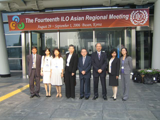 助理處長（僱員權益）陳麥潔玲（左四）及三方代表團成員出席在韓國釜山舉行的第14屆亞洲區域會議。