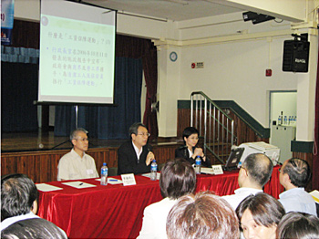 Permanent Secretary for Labour and Welfare Mr. Paul TANG at a seminar with Labour Advisory Board member Mr. LEE Tak-ming, to call for support for and participation in the Wage Protection Movement.