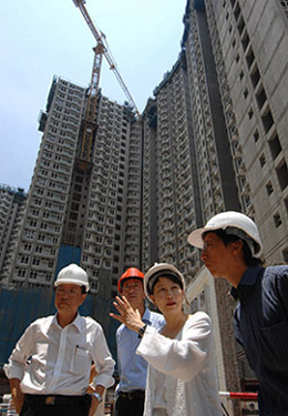 Commissioner for Labour Mrs. Cherry TSE LING Kit-ching expressing concerns about the safe and proper use of tower cranes during a visit to construction sites.