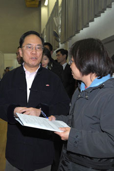 The Chief Executive, Mr. Donald TSANG visited a large-scale job fair organised by the Labour Department in Tin Shui Wai.