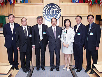 經濟發展及勞工局常任秘書長（勞工）張建宗（中）與勞顧會委員出席第93屆國際勞工大會。
