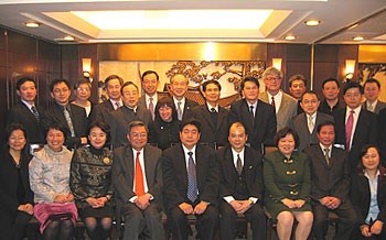 中華人民共和國勞動和社會保障部副部長王東進（前排中）率領代表團到訪香港特區，並與勞顧會委員會面。