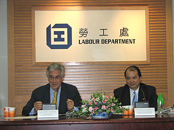 英國低工資政策諮詢委員會及退休金制度檢討委員會前主席戴納勳爵（左）到訪香港特區，並與勞顧會委員會面。