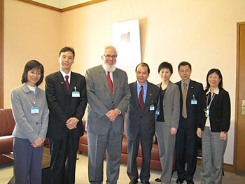 香港特區政府代表與國際勞工局局長胡安‧索馬維亞（左三）會面。