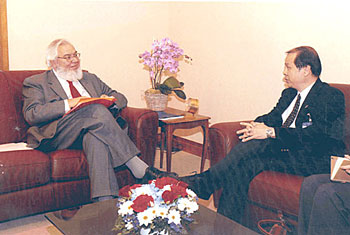 經濟發展及勞工局常任秘書長（勞工）張建宗與國際勞工局局長胡安‧索馬維亞（左）會面。