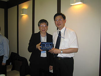 勞工處助理處長陳麥潔玲與中華人民共和國勞動和社會保障部副部長胡曉義（右）會面。