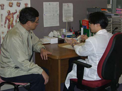 職業健康醫生在觀塘職業健康診所診症。