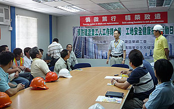 勞工處代表與持份者合作,實地探訪個別工作地點以推廣預防工作時中暑。