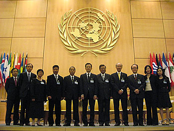 勞工處副處長（勞工事務行政）黃國倫（中）及三方代表團成員出席國際勞工大會。