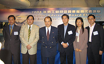 经济发展及劳工局常任秘书长（劳工）兼劳顾会主席张建宗（左三）与当选的雇员代表合照