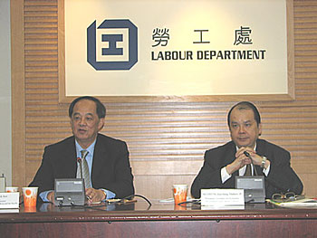 国际劳工组织亚太区局局长黄玉武（左）到访香港特区，并与劳顾会委员讨论「在亚洲实现体面劳动」的议题。