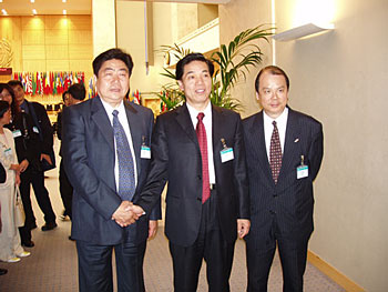 中华人民共和国劳动和社会保障部副部长王东进（左）、全国总工 会副主席徐振寰（中）与经济发展及劳工局常任秘书长（劳工）张建宗出席第93届国际劳工大会。