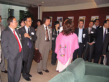 委员会委员参观国泰城。
