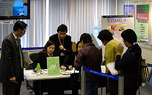 为中年再就业培训计划的参加者而设的招聘活动。