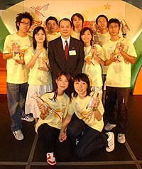 杰出的「展翅之星」与经济發展及劳工局常任秘书长张建宗(中)合照。