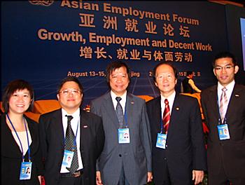助理处长(就业事务)吴国强(中)率领代表团，出席在北京举行的亚洲就业论坛。