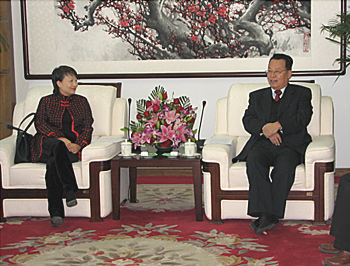 劳工处处长谢凌洁贞（左）与劳动和社会保障部田成平部长（右）在北京会面。