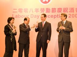 署理行政长官唐英年先生带领高层官员于劳动节酒会祝酒。