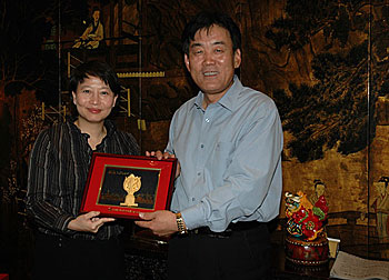 劳工处处长谢凌洁贞(左)与人力资源和社会保障部孙宝树副部长(右)会面。