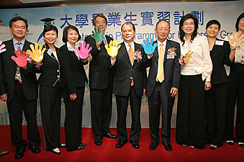 雇主、参与院校及其他持份者与政府携手启动大学毕业生实习计划。