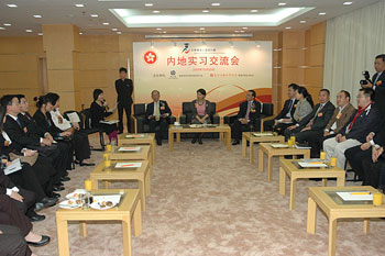 实习生在北京举行的交流会上分享实习经验。