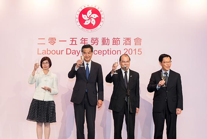 行政长官梁振英(左二)在劳动节酒会主礼