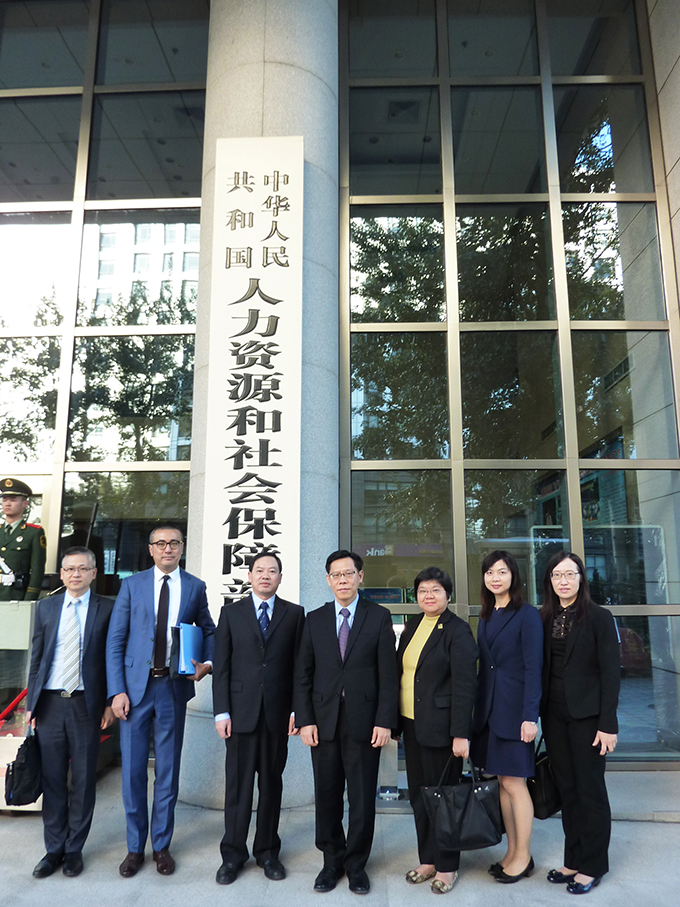 劳工处处长唐智强(中)率领代表团按「互访计划」到北京访问
