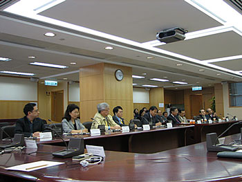 The Regional Director for Asia and the Pacific of the ILO, Dr NG Gek-boo (left), visits the HKSAR and discusses with LAB members on Realising Decent Work in Asia.