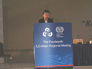 The Assistant Commissioner for Labour, Mrs Jenny CHAN MAK Kit-ling, delivers a speech at the plenary session.