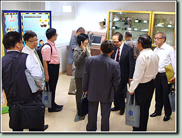 Occupational Health Consultant (middle) briefs members on the services provided by the Kwun Tong Occupational Health Clinic of the LD.