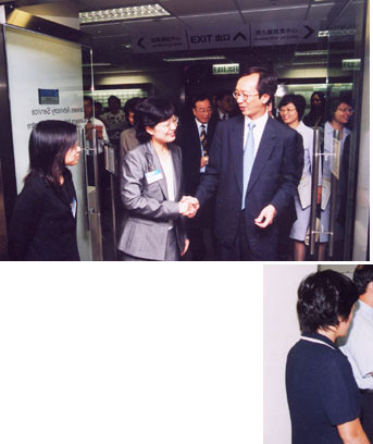 The                          Financial Secretary, Mr Antony Leung (left photo);                          and the Secretary for Economic Development and Labour,                          Mr Stephen Ip (lower photo); paying familiarisation                          visits to Labour Department offices to enhance communication                          with staff. A