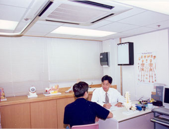 A medical officer of the Occupational Health Clinic is providing clinical consultation to a patient
