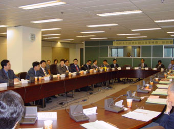 The Commissioner                           for Labour hosted a discussion forum on Creation of employment                           through development of local community economy for representatives                           of the Home Affairs Bureau, academics and members of the Labour                           Advisory Board and its Committees to exchange views.