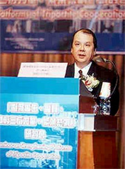 The Permanent Secretary for Economic Development and Labour, Mr Matthew Cheung Kin-chung, delivering a speech at the seminar on "Strengthening Platforms of Tripartite Cooperation".
