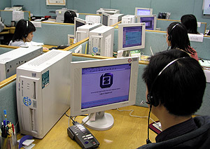 Telephone enquiry service officers providing one-stop enquiry service to the public on labour ordinances and the services of the department.