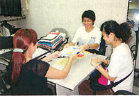 Volunteers introducing occupational safety and health information to small and medium-sized enterprises. 
