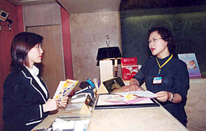 A labour inspector explaining to an employee her statutory rights and benefits. 