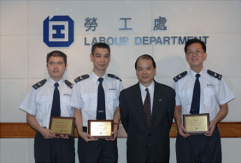 Permanent Secretary for Economic Development and Labour (Labour) Mr Matthew Cheung Kin-chung (second from right) presents plaques to three security guards, commending them for helping the Government combat illegal employment.