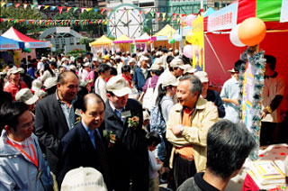 Officiating guests tour around the game booths on the fun day of the Construction Industry Safety Award Scheme.