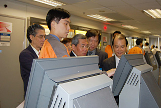 Secretary for the Civil Service Mr Joseph Wong Wing-ping and Permanent Secretary for Economic Development and Labour (Labour) Mr Matthew Cheung Kin-chung try out the vacancy search terminal at a job centre.